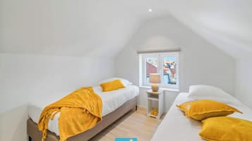 6 bedrooms, desk, iron/ironing board, travel crib