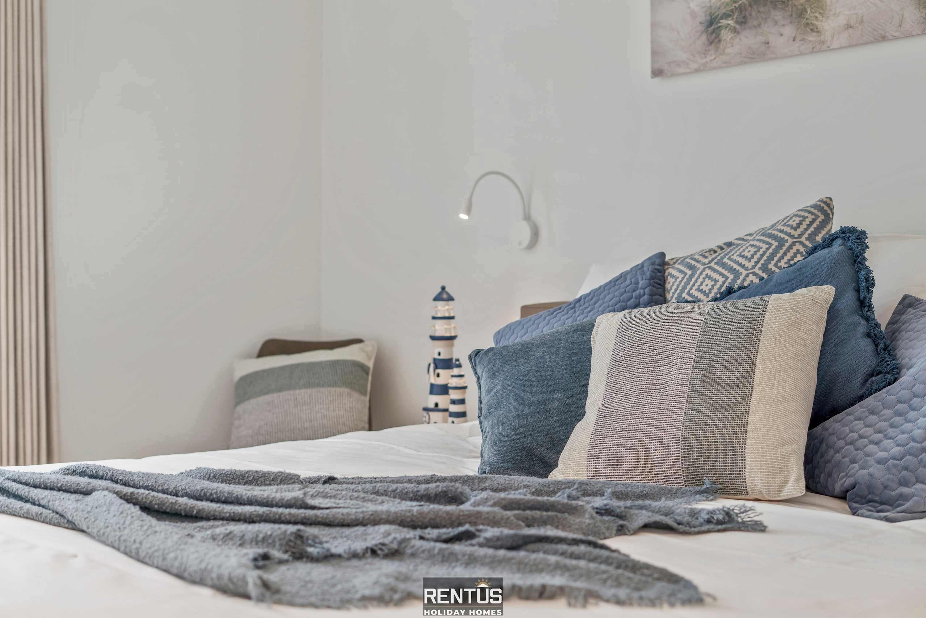 6 chambres, bureau, fer et planche à repasser, lit parapluie