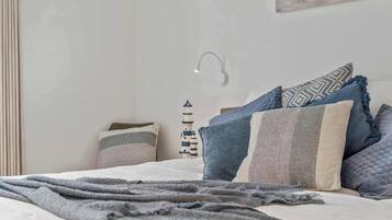 6 chambres, bureau, fer et planche Ă repasser, lit parapluie