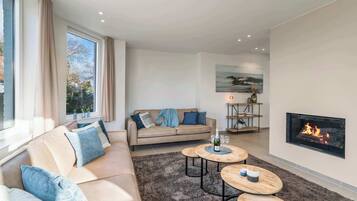 Televisie, een open haard en een kantoor