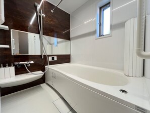Hair dryer, bidet, towels, soap - New house_8 min. walk from Koiwa station. Direct access to Narita/Haneda Airport/Shinjuku, close to Asakusa/Akihabara/Disney. (江戸川区)
