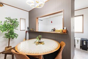Dining - New house_8 min. walk from Koiwa station. Direct access to Narita/Haneda Airport/Shinjuku, close to Asakusa/Akihabara/Disney. (江戸川区)