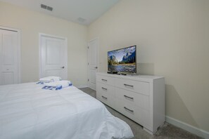 9 bedrooms, iron/ironing board, travel crib, WiFi - Charming Home, Ideal Location, Spacious, Game Room (Kissimmee)