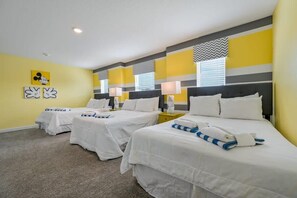 9 bedrooms, iron/ironing board, travel cot, WiFi - Charming Home, Ideal Location, Spacious, Game Room (Kissimmee)