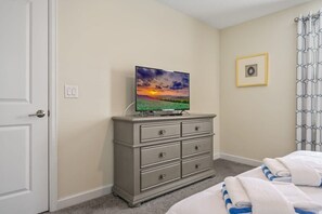 9 bedrooms, iron/ironing board, travel crib, WiFi - Charming Home, Ideal Location, Spacious, Game Room (Kissimmee)