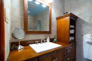 Dusche, Haartrockner, Handtücher