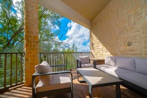 Property grounds - Beautiful 2Bd/2Bth Oceanfront Condo-Onsite Dining (West Bay)