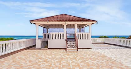 Very cozy, clean, close to Bob Marley Beach, Cane River Falls & close to airport