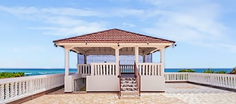 Very cozy, clean, close to Bob Marley Beach, Cane River Falls & close to airport