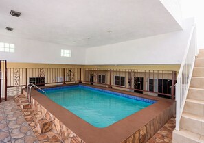 Una piscina cubierta