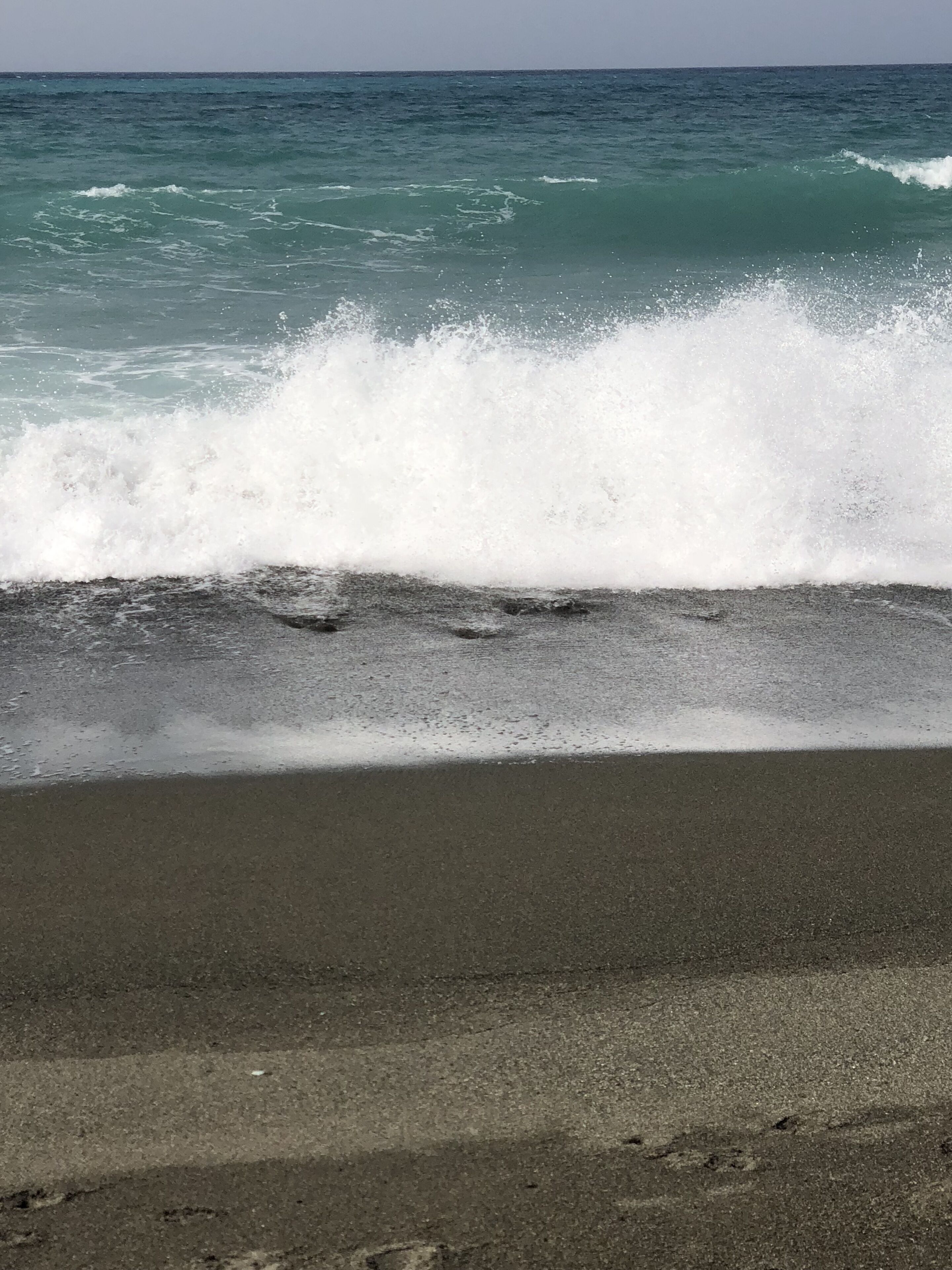 Une plage où les vagues déferlent sur le rivage.
