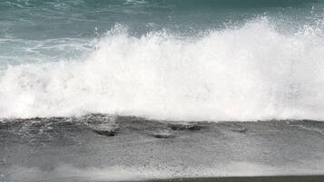Une plage où les vagues déferlent sur le rivage.
