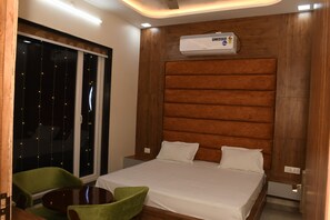 Deluxe Room | 1 bedroom, individually furnished, free WiFi - Hotel Govardhan Inn (Mathura)