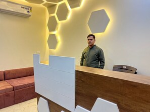 Reception - Hotel Govardhan Inn (Mathura)