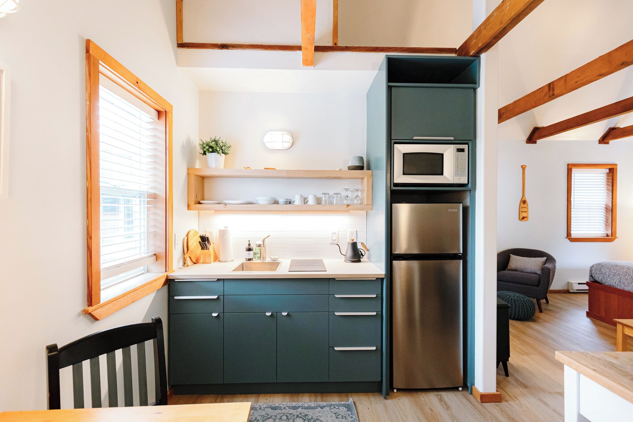 Réfrigérateur, micro-ondes, plaque de cuisson, cafetière/bouilloire