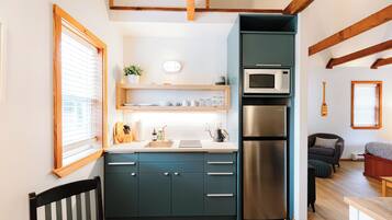 Réfrigérateur, micro-ondes, plaque de cuisson, cafetière/bouilloire