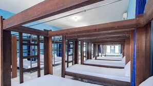 Una habitación con literas, una ventana y una estructura metálica.
