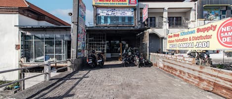 Zona comercial con varias tiendas, entre ellas una tienda de artículos para la cocina y una tienda de buceo.
