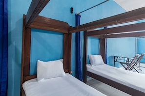 Quarto solteiro luxo | Wi-Fi de cortesia, roupa de cama