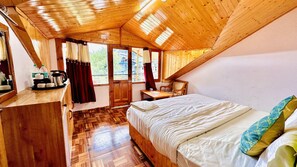 Family Valley view Room with Balcony | Truy cập Internet không dây miễn phí, bộ trải giường