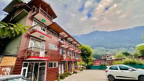 Front of property - Hotel Manu Vatika Manali (Manali)