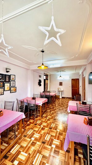 Restaurant - Hotel Manu Vatika Manali (Manali)