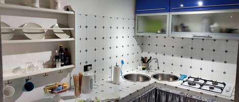 Mikrowelle, Herdplatte, Wasserkocher mit Kaffee-/Teezubehör, Toaster