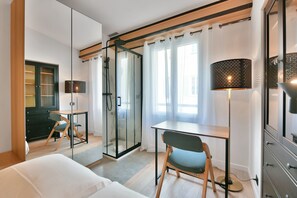 3 slaapkamers, een strijkplank/strijkijzer, internet, beddengoed