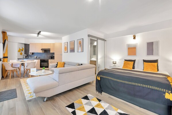 Iron/ironing board, Internet, bed sheets