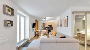 A modern apartment with a living room, dining area, and kitchen. - Le Palme D'or près de la Croisette et Palais (Cannes)