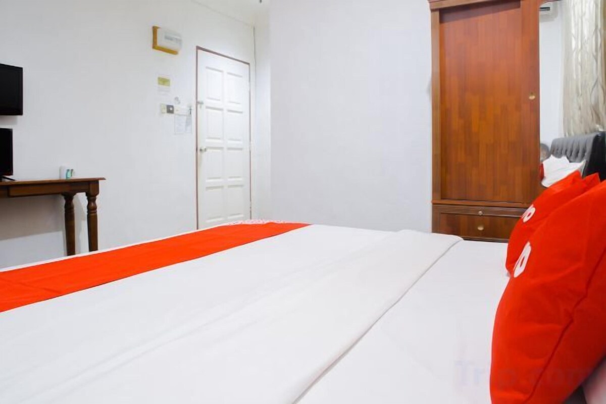 Laptop workspace, free WiFi, bed sheets
