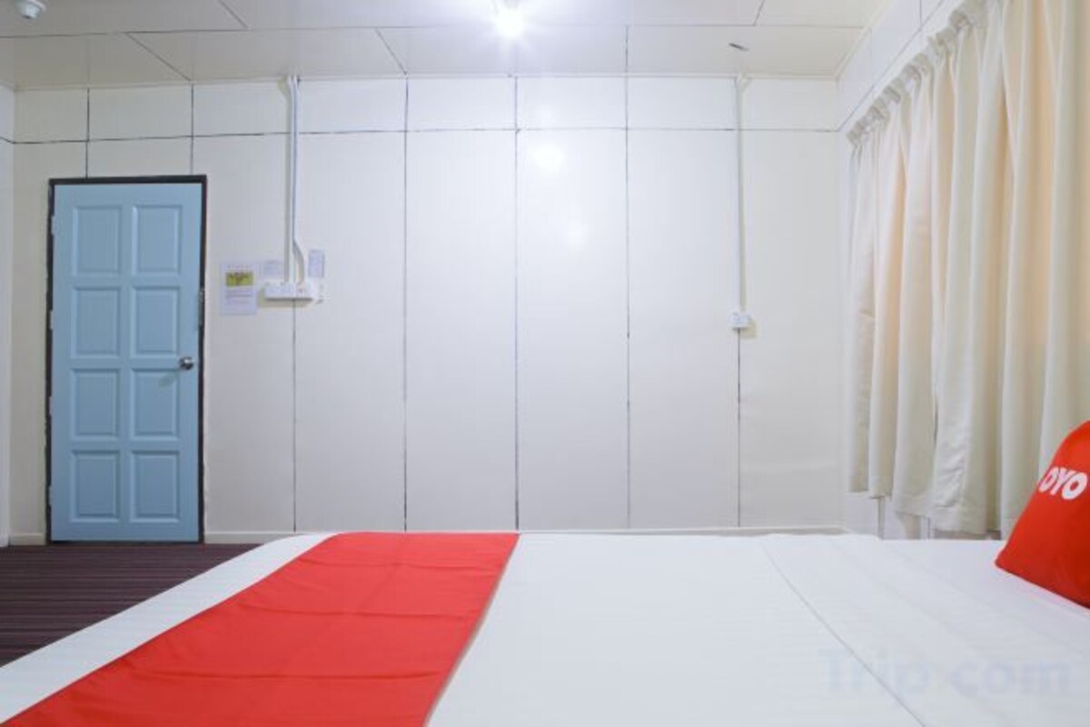 Laptop workspace, free WiFi, bed sheets