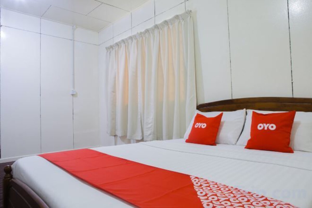 Laptop workspace, free WiFi, bed sheets