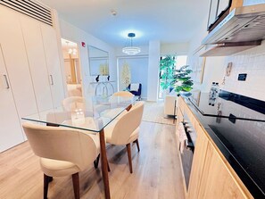 Jääkaappi, mikroaaltouuni, uuni, liesi