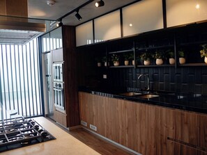 Jääkaappi, mikroaaltouuni, uuni, liesi