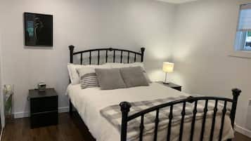 1 habitación, tabla de planchar con plancha, cuna de viaje y wifi