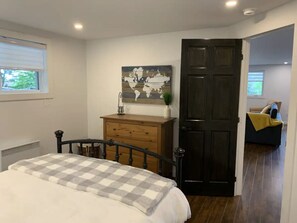 1 slaapkamer, een strijkplank/strijkijzer, reisbedje, wifi
