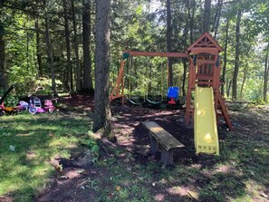 Children’s area - Logement Tranquille en Nature, Près de Toutes les Commodités! (Brownsburg-Chatham)