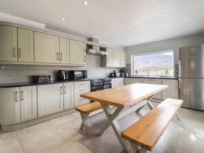 Fridge, dishwasher, electric kettle, toaster - Craig Yr Ronwy (Bala)