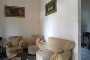 Lobby sitting area - OYO 93425 Homestay Anisa (Gerung)