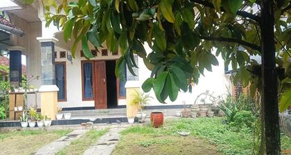 OYO 93425 Homestay Anisa
