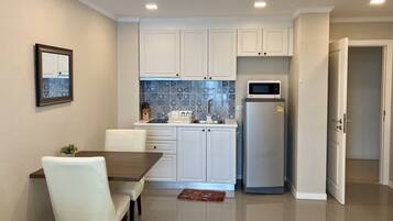 Condo, baño privado | Cocina privada | Refrigerador, microondas, parrilla de estufa y tetera eléctrica