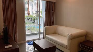 Condo, baño privado | Área de sala de estar | Televisión de pantalla plana