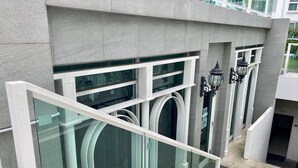 Ein modernes Gebäude mit großen Glasfenstern und weißem Rahmen.