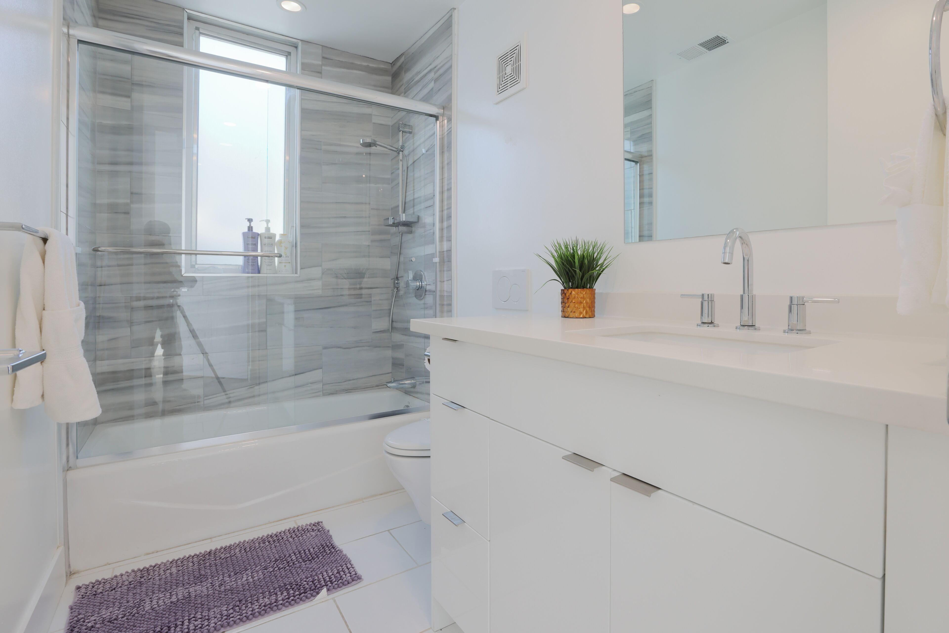 Dusj, hårføner, håndklær og såpe