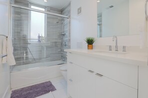 Dusj, hårføner, håndklær og såpe