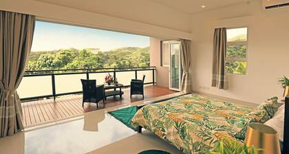 Presidential Suite in Deluxe Pool Villa - Cliff Hanger