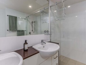 Dusche, Haartrockner, Handtücher, Seife