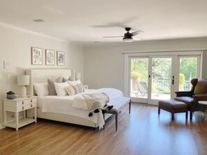 5 habitaciones, escritorio y tabla de planchar con plancha 