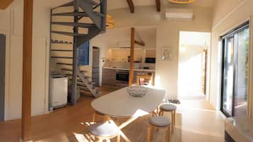 Basic Cabin, 2 Bedrooms | Dining room